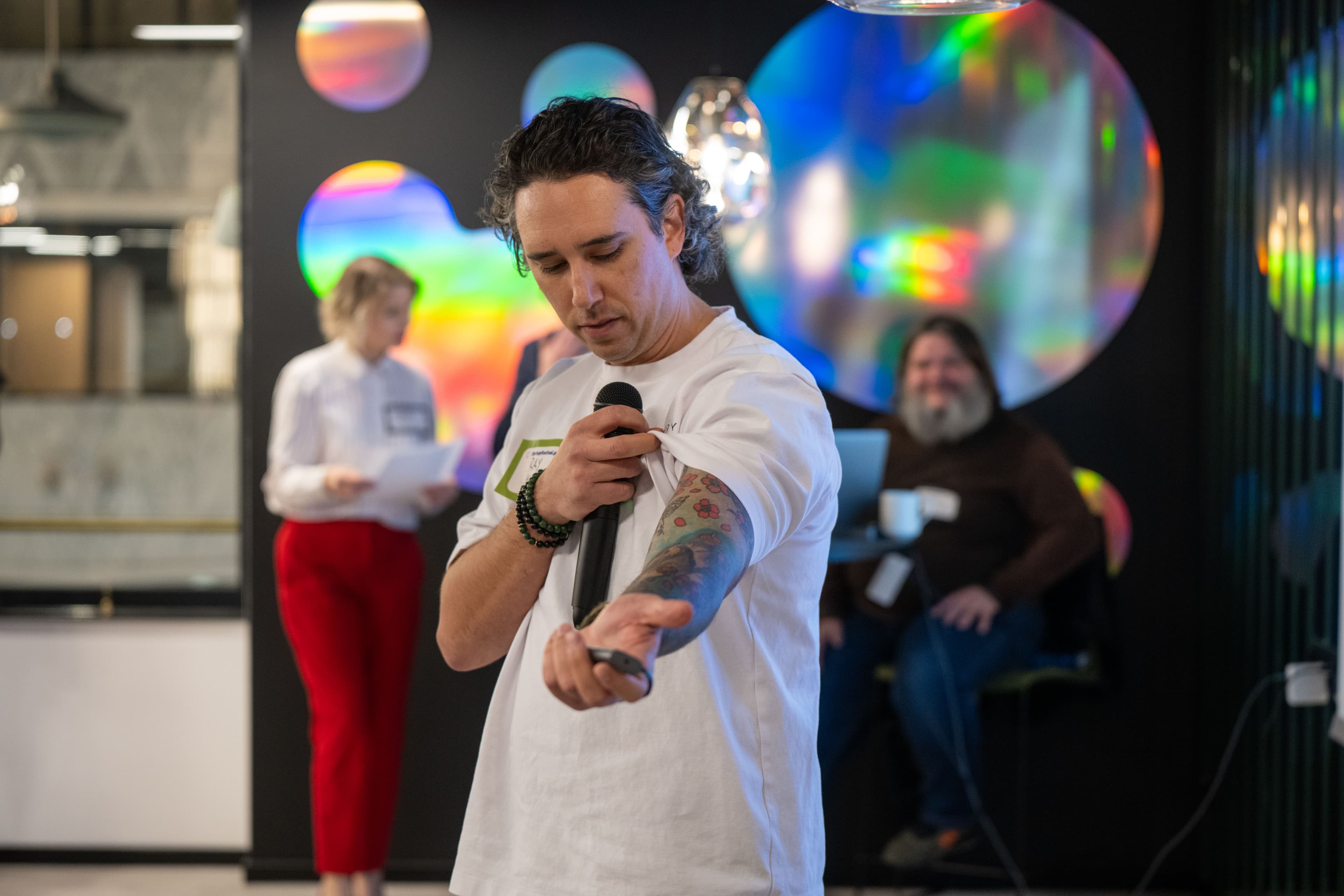 Rozmowy przy stoiskach partnerów